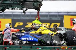 The Williams Racing FW46 of Alexander Albon (THA) Williams Racing is recovered back to the pits on the back of a truck after he crashed during qualifying. 03.11.2024. Formula 1 World Championship, Rd 21, Brazilian Grand Prix, Sao Paulo, Brazil, Race Day.