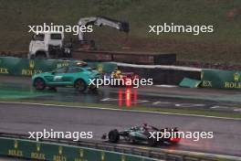 Franco Colapinto (ARG) Williams Racing FW46 crashed in qualifying, passed by George Russell (GBR) Mercedes AMG F1 W15. 03.11.2024. Formula 1 World Championship, Rd 21, Brazilian Grand Prix, Sao Paulo, Brazil, Race Day.