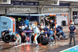 Alexander Albon (THA) Williams Racing FW46 makes a pit stop. 03.11.2024. Formula 1 World Championship, Rd 21, Brazilian Grand Prix, Sao Paulo, Brazil, Race Day.