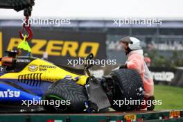 The Williams Racing FW46 of Alexander Albon (THA) Williams Racing is recovered back to the pits on the back of a truck after he crashed during qualifying. 03.11.2024. Formula 1 World Championship, Rd 21, Brazilian Grand Prix, Sao Paulo, Brazil, Race Day.