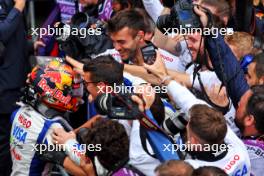 Yuki Tsunoda (JPN) RB celebrates his third position in qualifying parc ferme. 03.11.2024. Formula 1 World Championship, Rd 21, Brazilian Grand Prix, Sao Paulo, Brazil, Race Day.