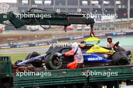 The Williams Racing FW46 of Alexander Albon (THA) Williams Racing is recovered back to the pits on the back of a truck after he crashed during qualifying. 03.11.2024. Formula 1 World Championship, Rd 21, Brazilian Grand Prix, Sao Paulo, Brazil, Race Day.