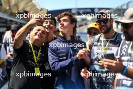 Franco Colapinto (ARG) Williams Racing with fans. 31.10.2024. Formula 1 World Championship, Rd 21, Brazilian Grand Prix, Sao Paulo, Brazil, Preparation Day.