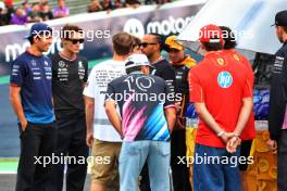 Sebastian Vettel (GER) shows the current F1 drivers a tribute helmet of Ayrton Senna made from recycled materials. 31.10.2024. Formula 1 World Championship, Rd 21, Brazilian Grand Prix, Sao Paulo, Brazil, Preparation Day.