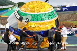 Circuit atmosphere - a tribute helmet of Ayrton Senna made from recycled materials. 31.10.2024. Formula 1 World Championship, Rd 21, Brazilian Grand Prix, Sao Paulo, Brazil, Preparation Day.