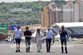 Franco Colapinto (ARG) Williams Racing walks the circuit with the team. 31.10.2024. Formula 1 World Championship, Rd 21, Brazilian Grand Prix, Sao Paulo, Brazil, Preparation Day.