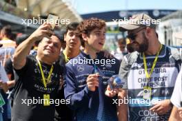 Franco Colapinto (ARG) Williams Racing with fans. 31.10.2024. Formula 1 World Championship, Rd 21, Brazilian Grand Prix, Sao Paulo, Brazil, Preparation Day.