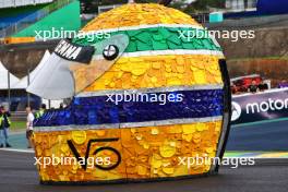 Circuit atmosphere - a tribute helmet of Ayrton Senna made from recycled materials. 31.10.2024. Formula 1 World Championship, Rd 21, Brazilian Grand Prix, Sao Paulo, Brazil, Preparation Day.