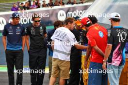 Sebastian Vettel (GER) shows the current F1 drivers a tribute helmet of Ayrton Senna made from recycled materials. 31.10.2024. Formula 1 World Championship, Rd 21, Brazilian Grand Prix, Sao Paulo, Brazil, Preparation Day.