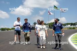 Franco Colapinto (ARG) Williams Racing walks the circuit with the team. 31.10.2024. Formula 1 World Championship, Rd 21, Brazilian Grand Prix, Sao Paulo, Brazil, Preparation Day.