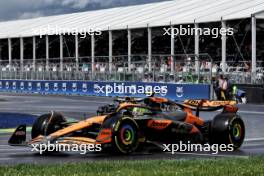 Lando Norris (GBR) McLaren MCL38 leaves the pits ahead of Max Verstappen (NLD) Red Bull Racing RB20. 09.06.2024. Formula 1 World Championship, Rd 9, Canadian Grand Prix, Montreal, Canada, Race Day.