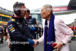 (L to R): Christian Horner (GBR) Red Bull Racing Team Principal with Colin Syn (SIN) Singapore GP Promotor on the grid. 21.04.2024. Formula 1 World Championship, Rd 5, Chinese Grand Prix, Shanghai, China, Race Day.