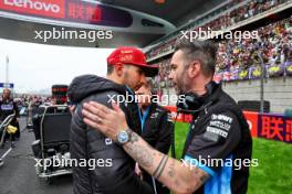 (L to R): Esteban Ocon (FRA) Alpine F1 Team with Julian Rouse (GBR) Alpine F1 Team Sporting Director on the grid. 21.04.2024. Formula 1 World Championship, Rd 5, Chinese Grand Prix, Shanghai, China, Race Day.