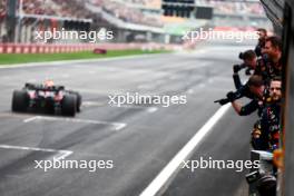 Race winner Max Verstappen (NLD) Red Bull Racing RB20 passes the team at thje end of the race. 21.04.2024. Formula 1 World Championship, Rd 5, Chinese Grand Prix, Shanghai, China, Race Day.