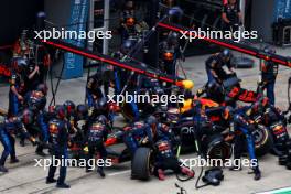 Max Verstappen (NLD) Red Bull Racing RB20 makes a pit stop. 21.04.2024. Formula 1 World Championship, Rd 5, Chinese Grand Prix, Shanghai, China, Race Day.