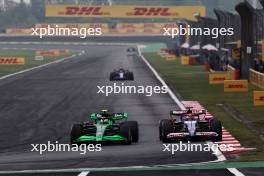 Zhou Guanyu (CHN) Sauber C44 and Daniel Ricciardo (AUS) RB VCARB 01 battle for position. 21.04.2024. Formula 1 World Championship, Rd 5, Chinese Grand Prix, Shanghai, China, Race Day.