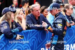 Max Verstappen (NLD) Red Bull Racing with the team in qualifying parc ferme. 20.04.2024. Formula 1 World Championship, Rd 5, Chinese Grand Prix, Shanghai, China, Sprint and Qualifying Day.