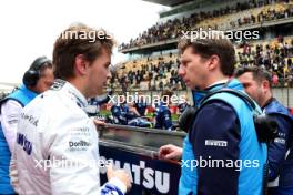 (L to R): Logan Sargeant (USA) Williams Racing and James Vowles (GBR) Williams Racing Team Principal on the grid. 20.04.2024. Formula 1 World Championship, Rd 5, Chinese Grand Prix, Shanghai, China, Sprint and Qualifying Day.