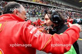 (L to R): Frederic Vasseur (FRA) Ferrari Team Principal with Luigi Valentino (ITA) Sauber Head of Race Engineering on the grid. 20.04.2024. Formula 1 World Championship, Rd 5, Chinese Grand Prix, Shanghai, China, Sprint and Qualifying Day.