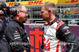 (L to R): Mark Slade (GBR) Haas F1 Team Race Engineer with Kevin Magnussen (DEN) Haas F1 Team on the grid. 20.04.2024. Formula 1 World Championship, Rd 5, Chinese Grand Prix, Shanghai, China, Sprint and Qualifying Day.