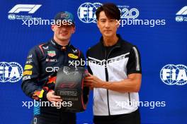 Max Verstappen (NLD) Red Bull Racing receives the Pirelli Pole Position Award in qualifying parc ferme. 20.04.2024. Formula 1 World Championship, Rd 5, Chinese Grand Prix, Shanghai, China, Sprint and Qualifying Day.