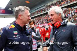 (L to R): Christian Horner (GBR) Red Bull Racing Team Principal with Carlos Sainz (ESP) on the grid. 20.04.2024. Formula 1 World Championship, Rd 5, Chinese Grand Prix, Shanghai, China, Sprint and Qualifying Day.