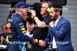 (L to R): Pole sitter Max Verstappen (NLD) Red Bull Racing with Mohammed Bin Sulayem (UAE) FIA President in qualifying parc ferme. 20.04.2024. Formula 1 World Championship, Rd 5, Chinese Grand Prix, Shanghai, China, Sprint and Qualifying Day.