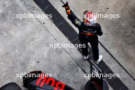 Max Verstappen (NLD) Red Bull Racing celebrates his pole position in qualifying parc ferme. 20.04.2024. Formula 1 World Championship, Rd 5, Chinese Grand Prix, Shanghai, China, Sprint and Qualifying Day.