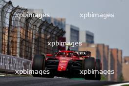 Carlos Sainz Jr (ESP) Ferrari SF-24 with a broken front wing in qualifying. 20.04.2024. Formula 1 World Championship, Rd 5, Chinese Grand Prix, Shanghai, China, Sprint and Qualifying Day.