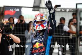 Max Verstappen (NLD) Red Bull Racing celebrates his pole position in qualifying parc ferme. 20.04.2024. Formula 1 World Championship, Rd 5, Chinese Grand Prix, Shanghai, China, Sprint and Qualifying Day.