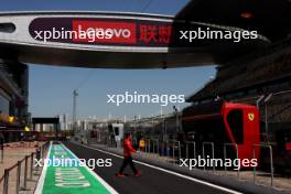 Circuit atmosphere - pit lane. 18.04.2024. Formula 1 World Championship, Rd 5, Chinese Grand Prix, Shanghai, China, Preparation Day.