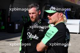 (L to R): Lee Stevenson (GBR) Sauber Chief Mechanic with Valtteri Bottas (FIN) Sauber. 18.04.2024. Formula 1 World Championship, Rd 5, Chinese Grand Prix, Shanghai, China, Preparation Day.