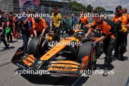 Oscar Piastri (AUS) McLaren MCL38 on the grid. 23.06.2024. Formula 1 World Championship, Rd 10, Spanish Grand Prix, Barcelona, Spain, Race Day.