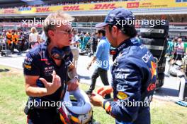 Sergio Perez (MEX) Red Bull Racing with Xavi Martos (ESP) Red Bull Racing F1 Team Physio on the grid. 23.06.2024. Formula 1 World Championship, Rd 10, Spanish Grand Prix, Barcelona, Spain, Race Day.