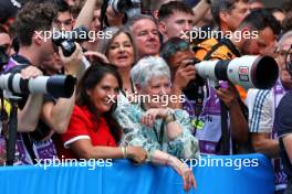 (L to R): Sophie Kumpen, mother of Max Verstappen (NLD) Red Bull Racing, with his grandmother in parc ferme. 23.06.2024. Formula 1 World Championship, Rd 10, Spanish Grand Prix, Barcelona, Spain, Race Day.