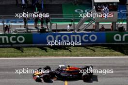 Race winner Max Verstappen (NLD) Red Bull Racing RB20 takes the chequered flag at the end of the race. 23.06.2024. Formula 1 World Championship, Rd 10, Spanish Grand Prix, Barcelona, Spain, Race Day.