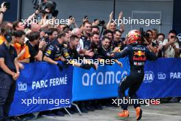 Race winner Max Verstappen (NLD) Red Bull Racing celebrates with the team in parc ferme. 23.06.2024. Formula 1 World Championship, Rd 10, Spanish Grand Prix, Barcelona, Spain, Race Day.