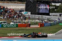 George Russell (GBR) Mercedes AMG F1 W15 loses the lead to Max Verstappen (NLD) Red Bull Racing RB20. 23.06.2024. Formula 1 World Championship, Rd 10, Spanish Grand Prix, Barcelona, Spain, Race Day.