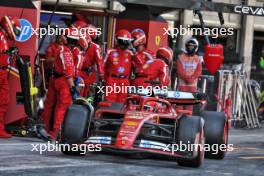 Charles Leclerc (MON) Ferrari SF-24 makes a pit stop. 23.06.2024. Formula 1 World Championship, Rd 10, Spanish Grand Prix, Barcelona, Spain, Race Day.