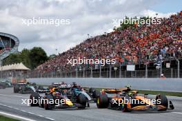 Lando Norris (GBR) McLaren MCL38 leads Max Verstappen (NLD) Red Bull Racing RB20 at the start of the race. 23.06.2024. Formula 1 World Championship, Rd 10, Spanish Grand Prix, Barcelona, Spain, Race Day.