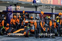 Lando Norris (GBR) McLaren MCL38 makes a pit stop. 23.06.2024. Formula 1 World Championship, Rd 10, Spanish Grand Prix, Barcelona, Spain, Race Day.