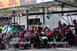 Nico Hulkenberg (GER) Haas VF-24 makes a pit stop. 23.06.2024. Formula 1 World Championship, Rd 10, Spanish Grand Prix, Barcelona, Spain, Race Day.