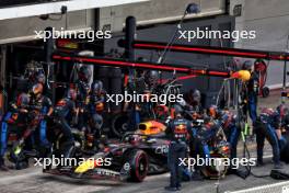 Max Verstappen (NLD) Red Bull Racing RB20 makes a pit stop. 23.06.2024. Formula 1 World Championship, Rd 10, Spanish Grand Prix, Barcelona, Spain, Race Day.