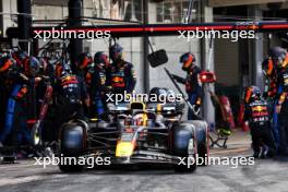 Max Verstappen (NLD) Red Bull Racing RB20 makes a pit stop. 23.06.2024. Formula 1 World Championship, Rd 10, Spanish Grand Prix, Barcelona, Spain, Race Day.