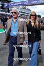 Lawrence Stroll (CDN) Aston Martin F1 Team Investor with his wife Raquel Stroll (BRA) on the grid. 07.07.2024. Formula 1 World Championship, Rd 12, British Grand Prix, Silverstone, England, Race Day.