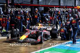 Max Verstappen (NLD) Red Bull Racing RB20 makes a pit stop. 07.07.2024. Formula 1 World Championship, Rd 12, British Grand Prix, Silverstone, England, Race Day.