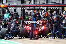 Sergio Perez (MEX) Red Bull Racing RB20 makes a pit stop. 07.07.2024. Formula 1 World Championship, Rd 12, British Grand Prix, Silverstone, England, Race Day.