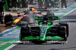 Valtteri Bottas (FIN) Sauber C44 makes a pit stop. 07.07.2024. Formula 1 World Championship, Rd 12, British Grand Prix, Silverstone, England, Race Day.