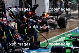 Max Verstappen (NLD) Red Bull Racing RB20 makes a pit stop. 07.07.2024. Formula 1 World Championship, Rd 12, British Grand Prix, Silverstone, England, Race Day.