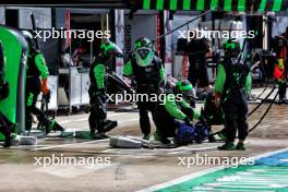 Sauber prepare for a pit stop. 07.07.2024. Formula 1 World Championship, Rd 12, British Grand Prix, Silverstone, England, Race Day.